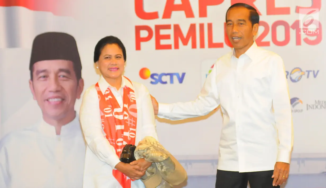 Capres 01 Joko Widodo atau Jokowi beserta istri Iriana Jokowi berfoto di lokasi debat keempat Pilpres 2019 di Hotel Shangri-La, Jakarta, Sabtu (30/3). Debat kali ini mengangkat tema tentang ideologi, pemerintahan, pertahanan dan keamanan, serta hubungan internasional. (Liputan6.com/AnggaYuniar)