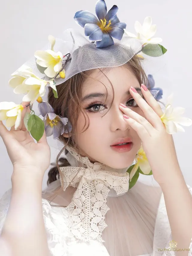6 Gaya Pemotretan Tiara Idol, Serba Putih Cantik Bak Putri Kerajaan