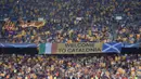 Para suporter mengibarkan bendera Esteladas saat laga Barcelona melawan Celtic. Pada laga Liga Champions selanjutnya El Blaugrana akan berhadapan dengan Monchengladbach. (AFP/Lluis Gene) 
