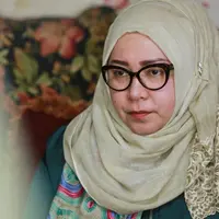 "Kenapa pengen pergi padahal harus siap ga balik lagi? Karena saya melihatnya saya cuma bisa nyanyi, cuma bisa menggalang dana, ga bisa turun ke lapangan," kata Melly di kediamannya, beberapa waktu lalu. (Adrian Putra/Bintang.com)