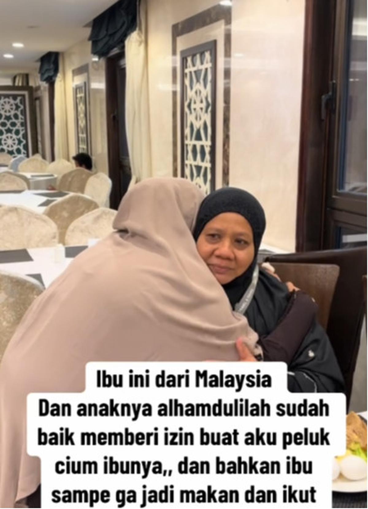 Auto Menangis, Momen Wanita Temui Ibu yang Mirip dengan Mendiang Ibu Kandungnya saat Umrah Ini Bikin Mewek