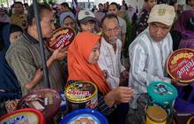 FOTO: Antusiasme Warga Sambut Aksi Sosial Ramadan di Surabaya