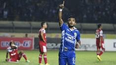 Penyerang Persib, Zulham Zamrun, merayakan gol yang dicetaknya ke gawang Martapura FC dalam lanjutan Piala Presiden 2015 di Stadion Si Jalak Harupat, Bandung. Kamis (10/9/2015). (Bola.com/Vitalis Yogi Trisna)