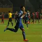 Pemain belakang Persib Bandung, Ahmad Jufriyanto berlari usai mencetak gol penentu kemenangan atas Persipura Jayapura dan menjadi kampiun ISL 2014 di Stadion Gelora Sriwijaya, Palembang, (7/11/2014). (Liputan6.com/Helmi Fithriansyah)