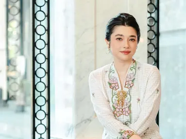 Kebaya yang dipilih Amanda memiliki sentuhan desain yang sederhana namun elegan, dengan warna cerah lembut yang menambah kesan anggun. Potongan kebaya yang pas di tubuhnya dipadukan sempurna dengan kain batik berwarna coklat, menciptakan harmoni antara tradisi dan keanggunan kontemporer. Tidak hanya itu, riasan wajah Amanda yang natural serta tatanan rambutnya yang simpel namun tertata rapi semakin melengkapi penampilannya yang mempesona. (Liputan6.com/IG/@amandarigby6)