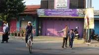 Kapolres Pemalang bantu siswa menyerangi jalan yang lalu lintasnya padat di pagi hari. (Foto: Liputan6.com/Polres Pemalang)