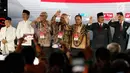 Capres dan Cawapres nomor urut 02 Prabowo Subianto-Sandiaga Uno, Capres dan Cawapres nomor urut 01, Joko Widodo-Ma'ruf Amin, Ketua KPU, Ketua Bawaslu usai Debat Pilpres 2019 kelima di Jakarta, Sabtu (13/4).Debat kelima merupakan debat terakhir dalam masa kampanye. (Liputan6.com/Johan Tallo)