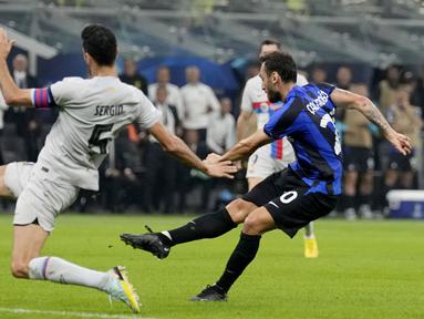 Inter Milan berhasil meraup poin penuh kala menjamu Barcelona pada laga Grup C Liga Champions 2022/2023, Rabu (5/10/2022). Bermain di Giuseppe Meazza, Nerazzurri sukses menumbangkan Barca dengan skor tipis 1-0. (AP/Antonio Calanni)