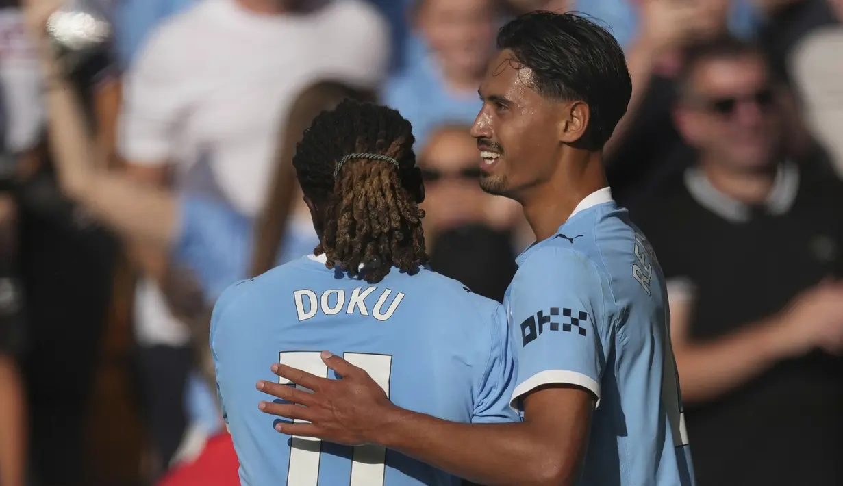 Pemain Manchester City, Tijjani Reijnders merayakan golnya bersama Jeremy Doku dalam laga Liga Inggris 2025/2026 di Molineux stadium, Wolverhampton, Inggris, Sabtu (16/08/2025) waktu setempat. (AP Photo/Dave Shopland)