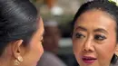 Asri Welas mengaku terpesona dengan budaya Bali yang begitu kaya dan sarat makna. Ia mengungkapkan rasa terima kasihnya kepada Happy Salma yang telah memperkenalkannya pada tradisi sakral yang kini menjadi pengalaman berkesan dalam hidupnya. (Liputan6.com/IG/@asri_welas)