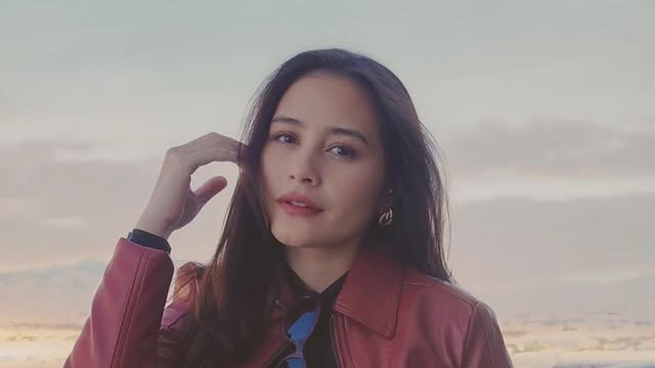 7 Potret Prilly Latuconsina Liburan di Amerika, Road Trip - Pose Cantik Sambil Isi Bensin