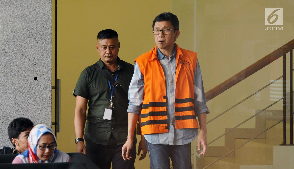 Wali Kota Batu nonaktif, Eddy Rumpoko meninggalkan gedung KPK usai menjalani pemeriksaan, Jakarta, Senin (25/9). Eddy menjalani pemeriksaan perdana sebagai tersangka dugaan suap barang dan jasa di Pemkot Batu 2017. (Liputan6.com/Helmi Fithriansyah)