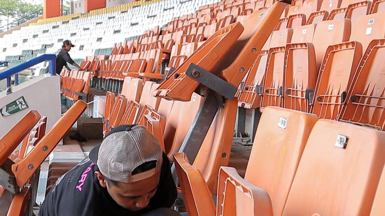 Pekerja melaukan pemasangan kursi penonton pada tribun Stadion&nbsp;Si Jalak Harupat.