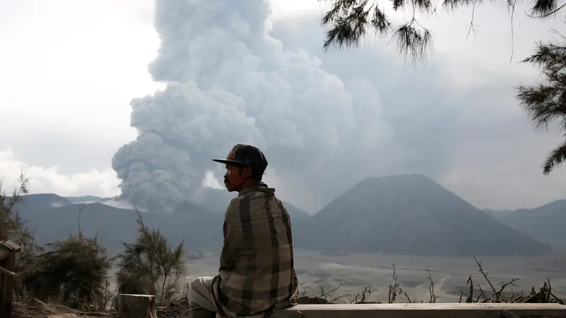 20160105-Erupsi Gunung Bromo Jadi Objek Wisata Dadakan-Jatim