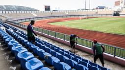 Sejumlah pekerja sedang membersihkan bangku penonton di Stadion Indomilk Arena, Tangerang pada Rabu (25/08/2021) sore WIB. Hal tersebut merupakan salah satu bentuk perawatan dan persiapan stadion untuk menyambut kompetisi BRI Liga 1 yang akan segera bergulir. (Foto: Bola.com/Bagaskara Lazuardi)