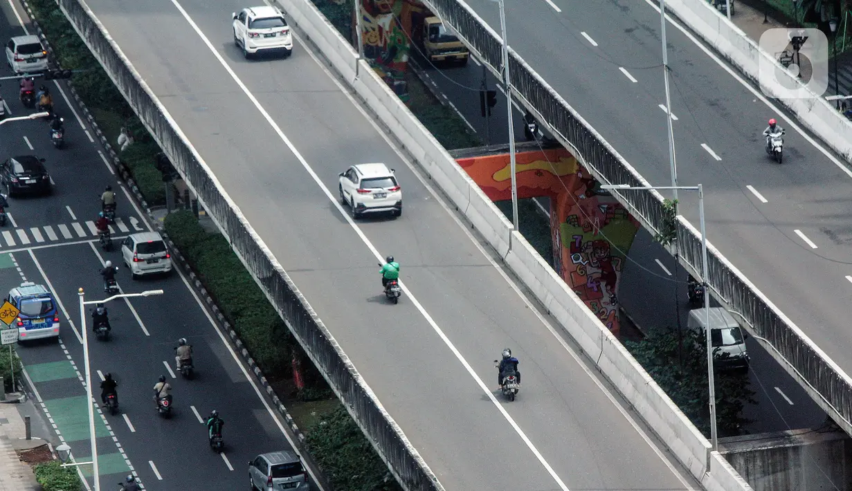 Peristiwa nahas yang dialami pengendara motor berinisial D (21) tersebut terjadi pada Minggu (7/5/2023) sekitar pukul 21.00 WIB. (Liputan6.com/Johan Tallo)