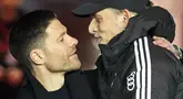 Pelatih Bayer Leverkusen, Xabi Alonso (kiri) berbincang dengan pelatih Bayern Munchen, Thomas Tuchel sebelum laga lanjutan Bundesliga 2023/2024 di BayArena, Leverkusen, Jerman, Minggu (11/02/2024) WIB. (AP Photo/Martin Meissner)