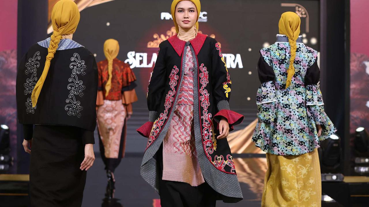 FOTO: Wali Kota Tarakan & Istri Tampil Elegan  dengan Batik Khas Tarakan di Parade Wastra Nusantara 2025