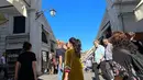 Mayang tak segan memakai warna-warna berani kala berada di Venesia. Ia santai memadukan hijau lumut dengan tas merah membara. (instagram.com/mayangsari_official)