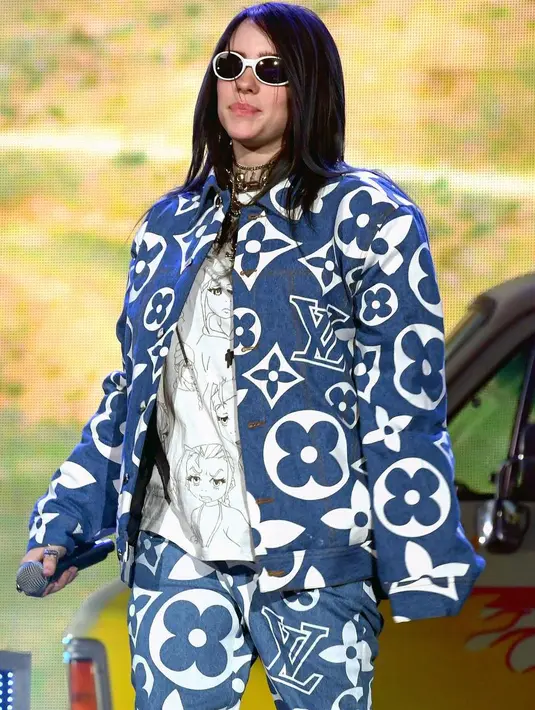 Print on print? why not! bahkan penampilannya dalam balutan set Louis Vuitton terbukti penuh statement.