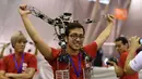 Seorang Programer mengangkat robotnya dalam RoboCup 2015 di Hefei, provinsi Anhui, Cina (22/7/2015). Tim Australia memenangkan ajang RoboCup 2015 di Cina. (AFP/Stringer)