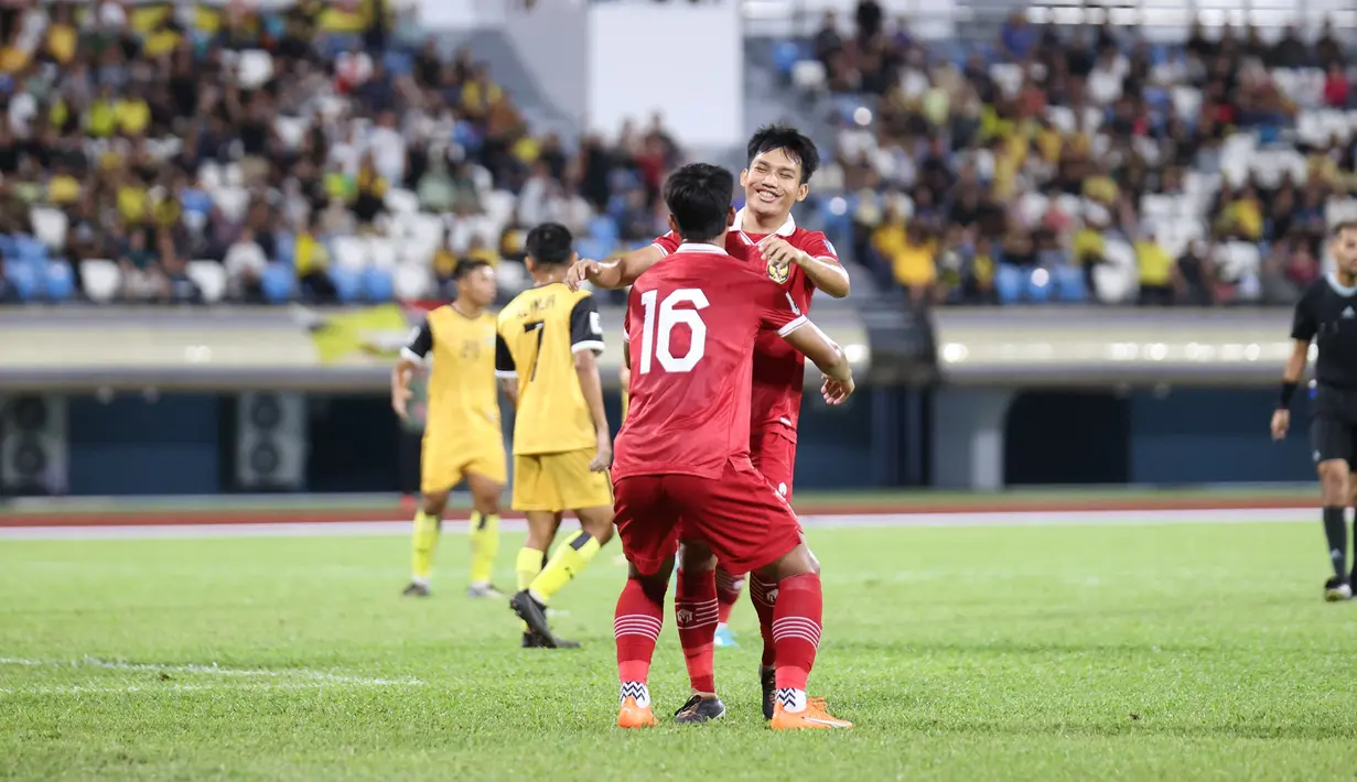 Selebrasi pemain Timnas Indonesia, Witan Sulaeman (depan) bersama Hokky Caraka setelah mencetak gol keempat ke gawang Brunei Darussalam melalui eksekusi penalti pada laga leg kedua putaran pertama Kualifikasi Piala Dunia 2026 Zona Asia di Stadion Hassanal Bolkiah, Bandar Seri Begawan, Selasa (17/10/2023) malam WIB. (Dok. PSSI)