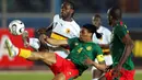 Rekor pemain dengan jumlah penampilan terbanyak di Piala Afrika saat ini dipegang oleh Rigobert Song (tengah). Ia tercatat telah memainkan 36 laga bersama Kamerun. Song juga pernah memberikan dua kali gelar juara untuk The Indomitable Lions di AFCON, yaitu pada tahun 2000 dan 2002. (AFP/Rabih Moghrabi)