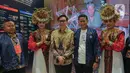<p>Menteri Pariwisata dan Ekonomi Kreatif Sandiaga Uno bersama dengan Managing Director Vidio Hermawan Sutanto (batik coklat) saat Peluncuran Produk Aksi Selaras Sinergi (AKSILARASI) dalam ajang IdeaFest 2024 di JCC, Senayan, Jakarta, (27/9/2024). (Liputan6.com/Angga Yuniar)</p>