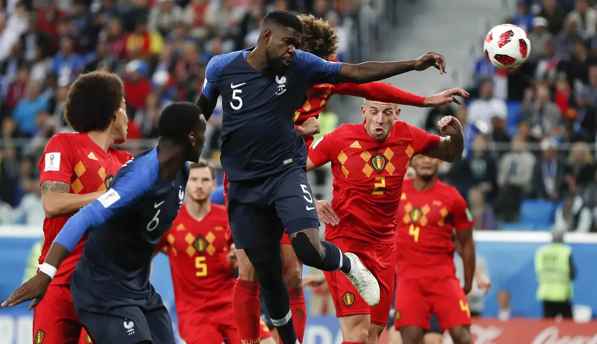 Bek Prancis, Samuel Umtiti, mencetak gol dengan tandukan kepalanya ke gawang Belgia pada laga semifinal Piala Dunia di Stadion St Petersburg, Selasa (10/7/2018). Prancis menang 1-0 atas Belgia. (AP/Natacha Pisarenko)