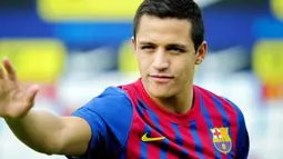 Penyerang asal Cile Alexis Sanchez diperkenalkan secara resmi oleh Barcelona di pemusatan latihan tim di San Juan Despi, 25 Juli 2011. AFP PHOTO/JOSEP LAGO