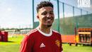 Manchester United merampungkan perburuan sayap Borussia Dortmund, Jadon Sancho pada 23 Juli lalu. Bintang Borussia Dortmund itu ditebus dengan mahar senilai 73 juta pund sterling, lebih murah dari yang pernah dipatok pada musim lalu senilai 108 juta pound sterling. (Foto: twitter@manutd)