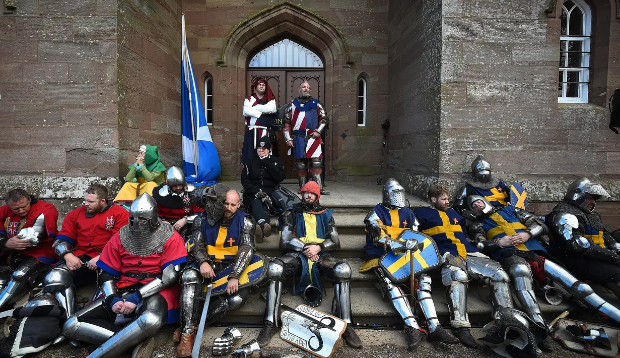 Peserta beristirahat di sela kompetisi International Medieval Combat Federation World Championships (IMCF) di Scone Palace, Perthshire, Skotlandia (10/5). (AFP/Andy Buchanan)