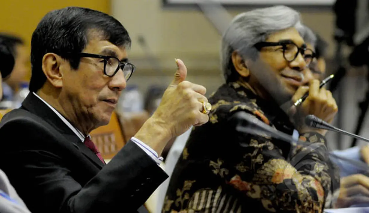 Menteri Hukum dan HAM Yasonna  Laoly saat mengikuti rapat kerja bersama Komisi I DPR di Kompleks Parlemen Senayan, Jakarta, Senin (2/2/2015). (Liputan6.com/Andrian M Tunay) 