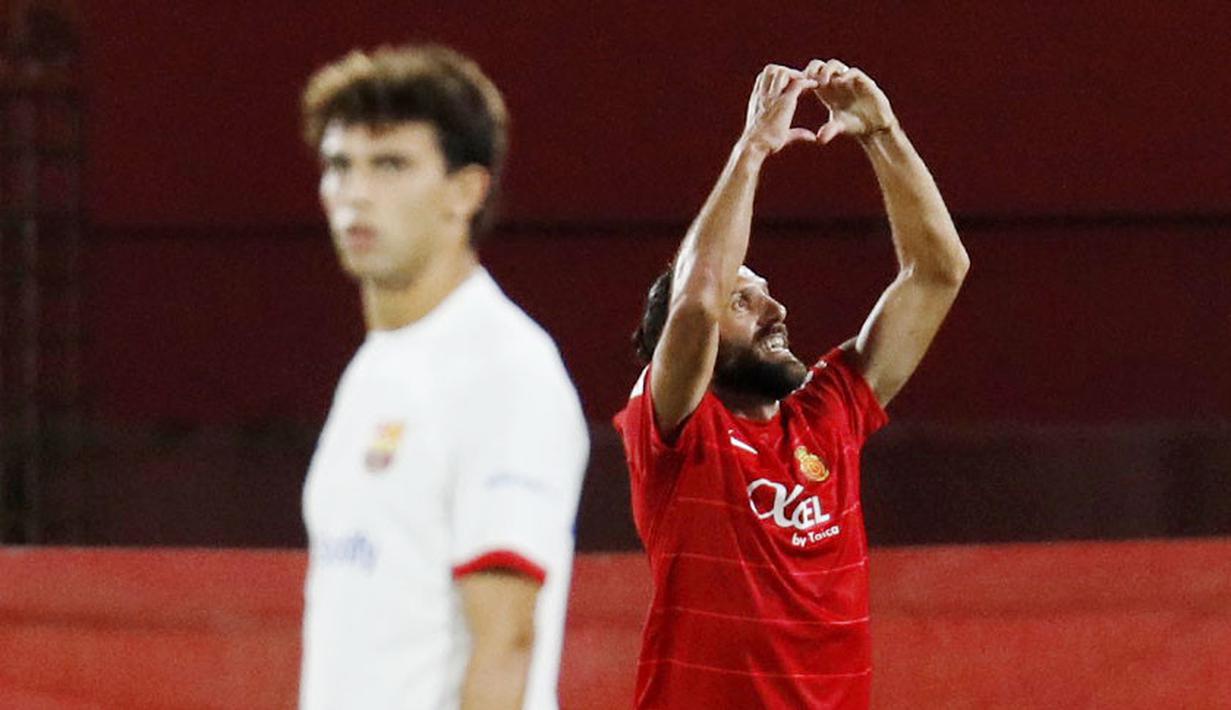 Pemain Barcelona, Lamine Yamal, terjatuh saat berusaha melewati pemain Real Mallorca pada laga pekan ke-7 La Liga 2023/2024, di Stadion Mallorca Son Moix Rabu (27/9/2023). Kedua tim bermain sama kuat 2-2. (AP Photo/Francisco Ubilla)