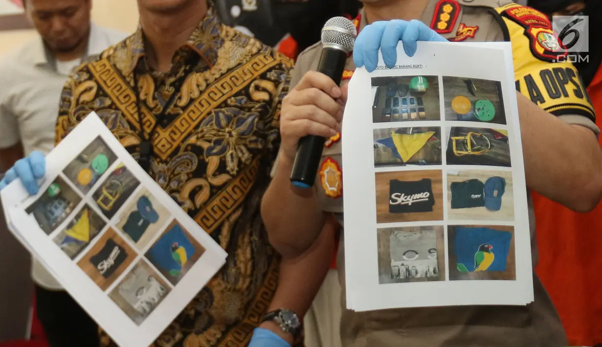 Kapolres Jakarta Selatan Kombes Indra Jafar (kanan) menunjukkan barang bukti kasus bentrok suporter Persija Jakarta dengan PSM Makassar saat rilis di Polres Jakarta Selatan, Jumat (9/8/2019). Para tersangka dikenakan Pasal 170 KUHP dengan ancaman hukuman 7 tahun penjara. (Liputan6.com/Faizal Fanani)