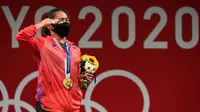 Hidilyn Diaz mempersembahkan emas pertama bagi Filipina di Olimpiade pada Tokyo 2020. (AFP/Vincenzo Pinto)