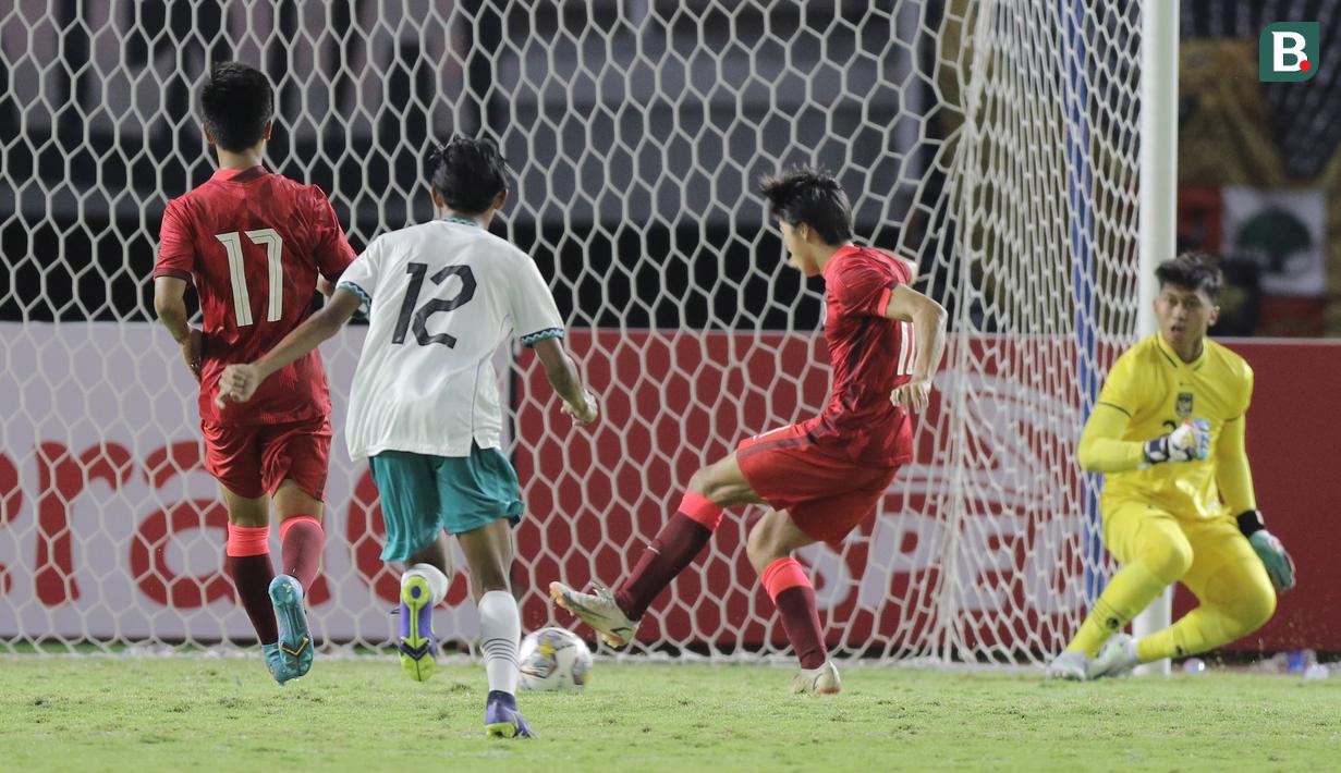 Namun tepisan bola tersebut kembali ke kaki Chen Ngo Hin. Aditya yang sudah dalam posisi terjatuh berusaha bangkit untuk kembali menggagalkan tendangan dari pemain Hong Kong tersebut. (Bola.com/Ikhwan Yanuar)