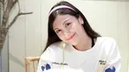 Pamer senyuman manis, kebahagiaan terpancar jelas di wajah Sharena Delon. Awet muda, netizen sebut jika Sharena masih seperti gadis usia 21 tahun. Ketika rayakan ulang tahun di rumah, Sharena tampil simpel dengan kaus oversized warna putih dan celana pendek, tak heran jika ibu dua anak ini disebut seperti ABG. Rambutnya dibiarkan digerai, kemudian dipercantik dengan bando pink. (Liputan6.com/IG/@mrssharena)
