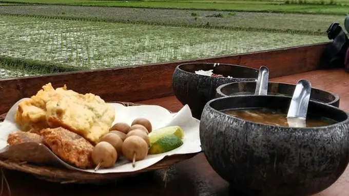 7 Resep Soto Ayam Nusantara yang Mudah dan Menggugah Selera (credit: unsplash/Inna Safa)