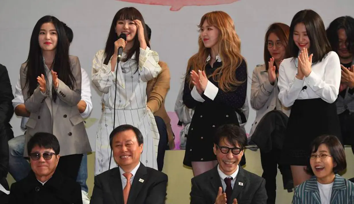 Girlband Red Velvet memberikan keterangan sebelum berangkat menuju Pyongyang, di Bandara Internasional Gimpo, Seoul, Sabtu (31/3). Rombongan penyanyi dan musisi Korsel akan tampil dalam pertunjukan budaya lintas perbatasan di Pyongyang. (Jung Yeon-je/AFP)