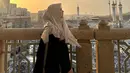 Naik haji jalur undangan Raja Arab, begini tampilan anggun Risty Tagor kenakan abaya hitam dan hijab bermotifnya.  [@ristytagor]