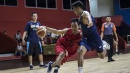 Pebasket Indonesia, Kaleb Ramot, melakukan dribble saat ujicoba melawan Satria Muda dan Pelita Jaya di GOR Soemantri, Jakarta, Selasa (7/8/2018). Indonesia menang 113-75 atas SM dan PJ. (Bola.com/Vitalis Yogi Trisna)