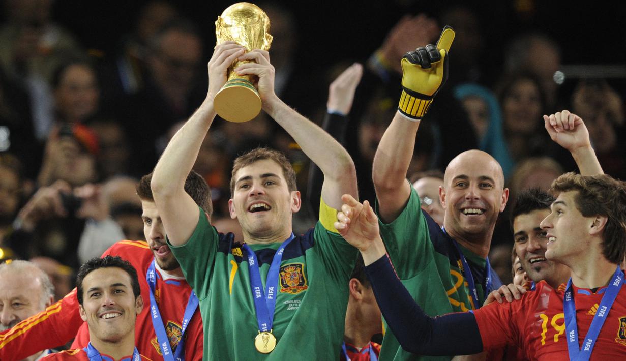 Iker Casillas yang telah pensiun pada Agustus 2020 bersama FC Porto merupakan alumnus Timnas Spanyol pada Piala Dunia U-17 edisi 1997. Saat itu Timnas Spanyol finis di peringkat ketiga setelah kalah 1-2 dari Ghana di semifinal dan menang 2-1 atas Jerman di laga perebutan tempat ketiga. Di level senior ia membawa Spanyol juara Piala Dunia 2010 dan Piala Eropa 2008 serta 2012. Di level klub ia membawa Real Madrid tiga kali menjuarai Liga Champions. (AFP/Javier Soriano)