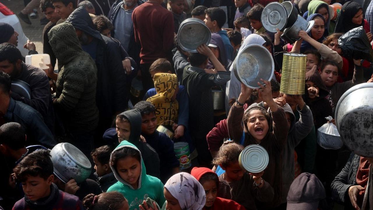 FOTO: Potret Pilu Warga Palestina Rela Berdesakan Demi Makanan, Gencatan Senjata Jadi Harapan Akhiri Kelaparan