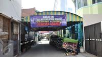 Sebuah sepanduk besar penolakan mensalatkan jenazah pembela penista agama terpampang di halaman Masjid Al-Jihad berada di Jalan BB 9A, Karet Setiabudi, Jakarta Selatan, Minggu (26/2). (Liputan6.com/Yoppy Renato)
