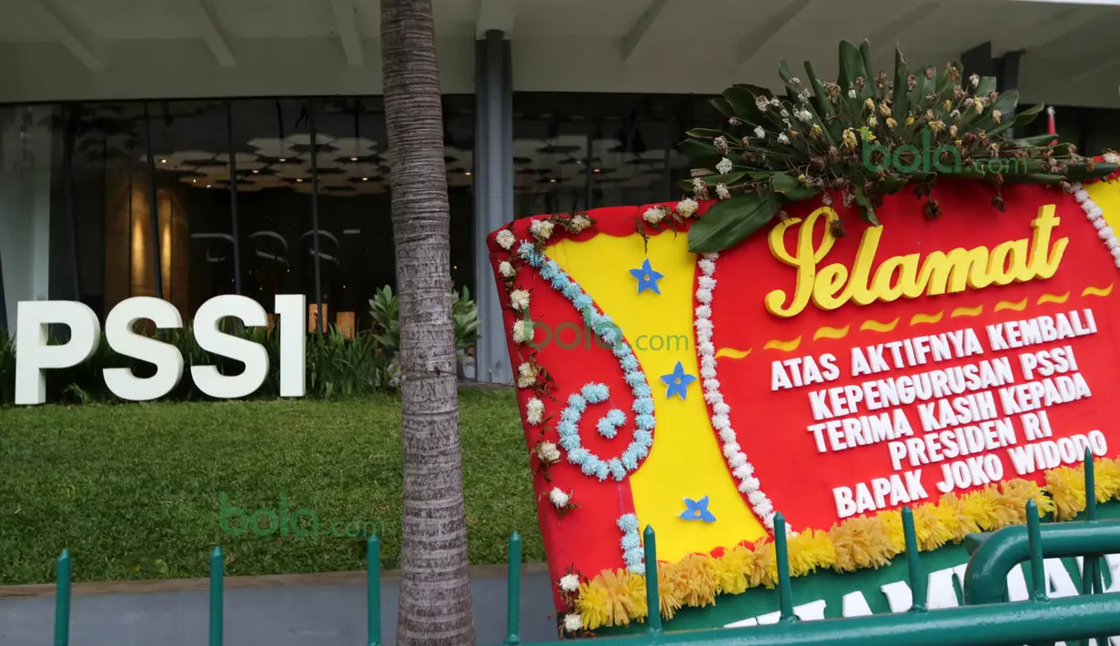 Ucapan selamat atas pencabutan pembekuan PSSI  hanya menjadi harapan dan hiasan gedung kantor PSSI. (Bola.com/Nicklas Hanoatubun)