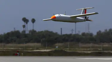 Griffon Aerospace Outlaw G2 diterbangkan pada uji coba demonstrasi 'Black Dart' di Naval Base Ventura County Sea Range, California, Jumat (31/7/2015). Demonstrasi tersebut untuk menguji coba 55 pesawat tanpa awak atau drone. (REUTERS/Patrick T. Fallon)