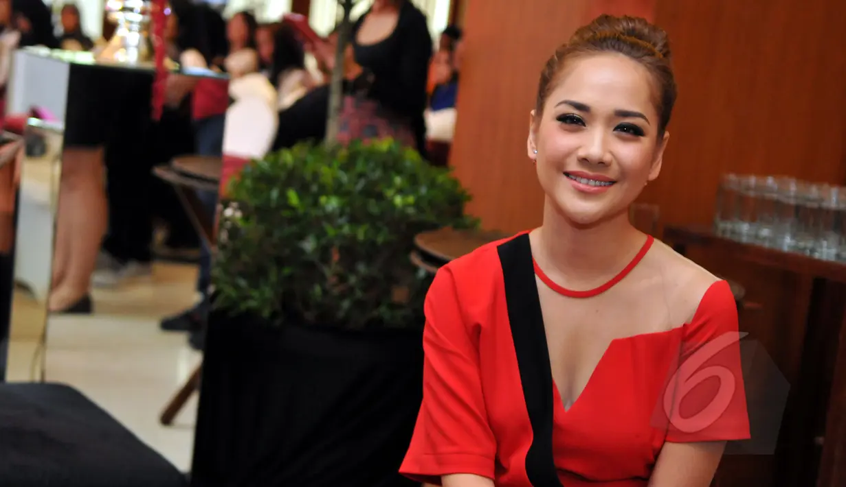 Bunga Citra Lestari saat ditemui di Hotel Dharmawangsa, Jakarta, Rabu (1/4/2015). BCL dan Ashraf memanfaatkan momen long distance relationship (LDR) untuk mengenang masa pacaran. (Liputan6.com/Panji Diksana)