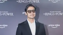 Chicco Jerikho,terlihat di acara gala premier hanya seorang diri, tanpa ditemani istri dan anak. Ia tampil elegan dengan jas dan celana berwarna hitam dipadu dengan kemeja putih. (Foto: Prime Video)