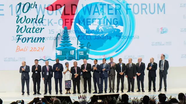 Menteri PUPR Basuki Hadimuljono (keenam kiri), Presiden World Water Council Loic Fauchon beserta peserta dari Dewan Gubernur World Water Council foto bersama usai pembukaan Kick off Meeting 10th World Water Forum di Jakarta, Rabu (15/2/2023). (Liputan6.com/HO)